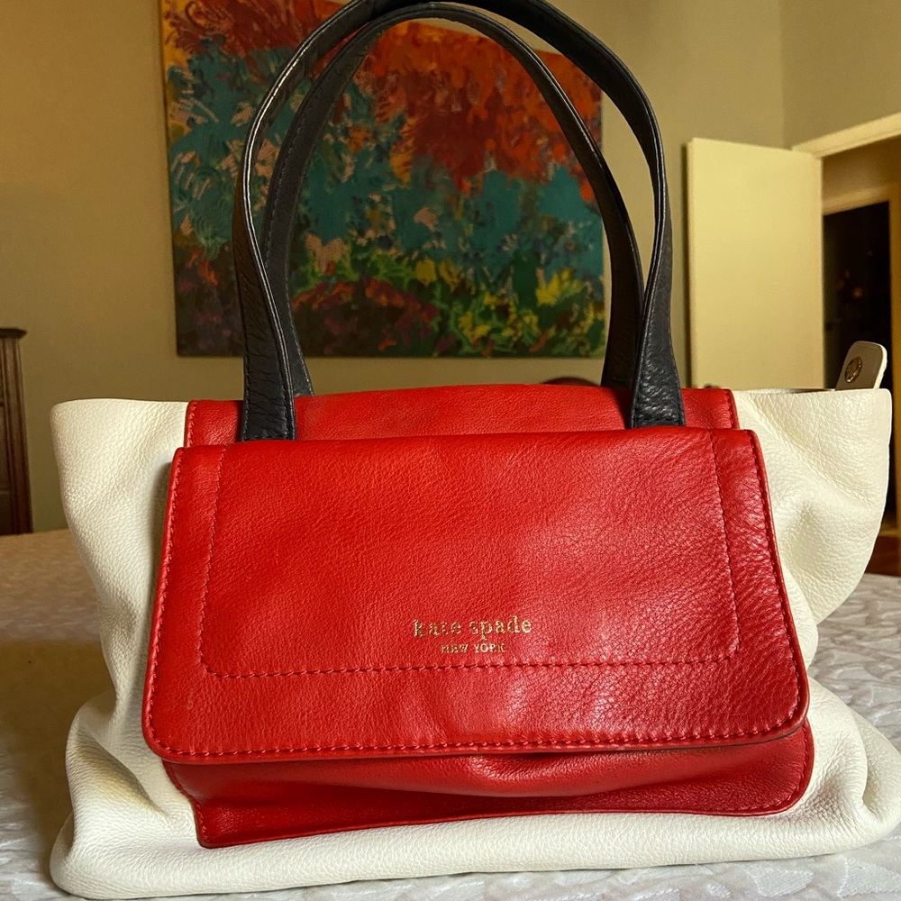 Bright, beautiful Kate Spade bag. So lovely! MAKE ME AN OFFER ❤️♦️🌹